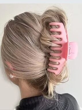 3 FOR $15  💕 Strong Hold Claw Clip Fashionable Hair Accessories